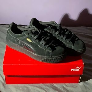 Creeper style puma platform sneaker 💕! Puma Vicky Platform in black suede 💗